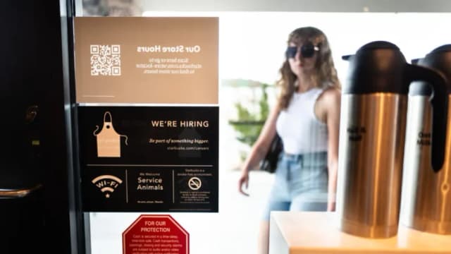 La economía de EE. UU. generó 50 mil nuevos empleos y la tasa de desempleo cayó al 4.4 %