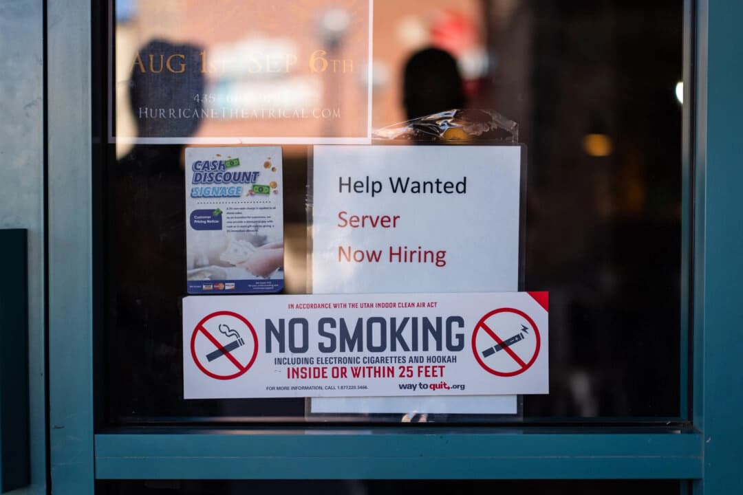 Anuncio de empleo publicado en un restaurante de St. George, Utah, el 15 de septiembre de 2025. (Madalina Kilroy/The Epoch Times)