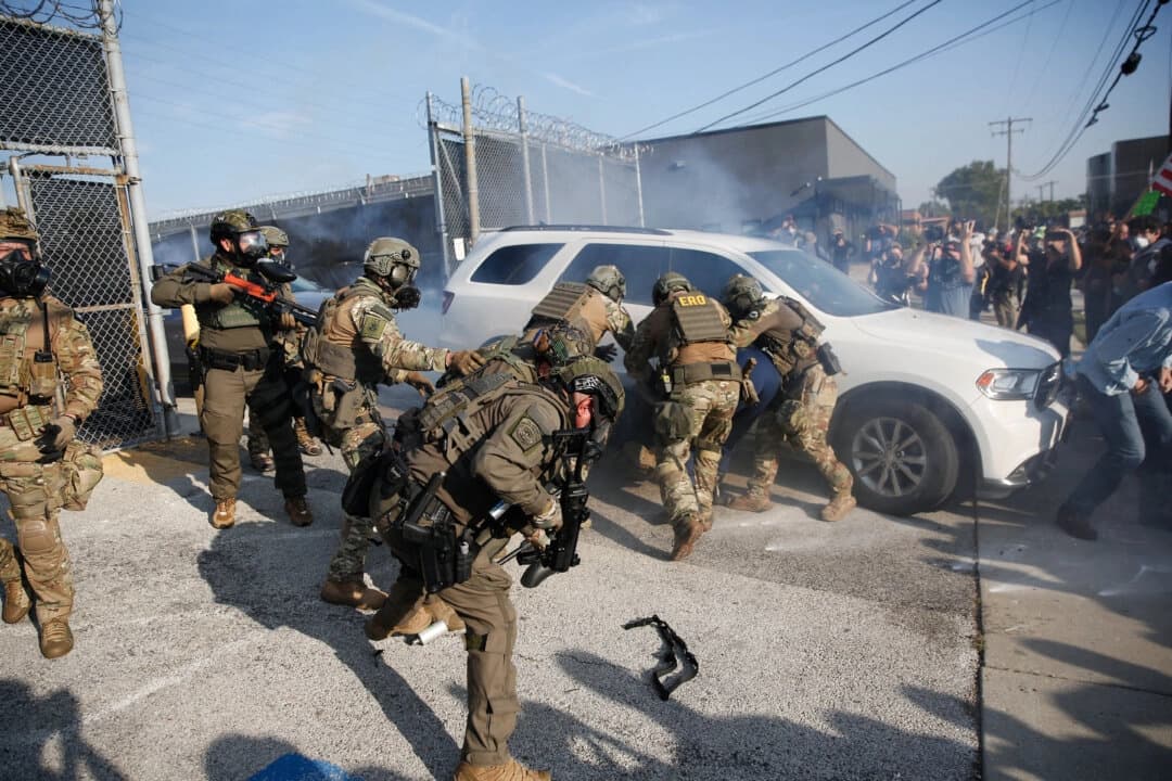 Agentes federales se enfrentan a manifestantes contrarios al ICE frente a un centro de tramitación del Servicio de Inmigración y Control de Aduanas (ICE) en Broadview, Illinois, el 19 de septiembre de 2025. (Octavio Jones / AFP a través de Getty Images).