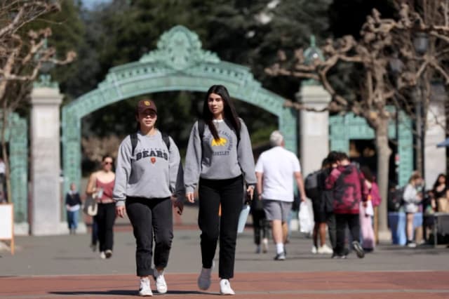 Legisladores buscan acabar con precios universitarios discriminatorios