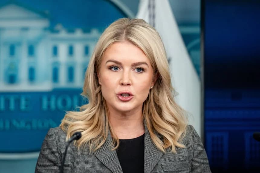 La secretaria de prensa de la Casa Blanca, Karoline Leavitt, habla durante una conferencia de prensa en la Casa Blanca el 1 de octubre de 2025. (Madalina Kilroy/The Epoch Times)