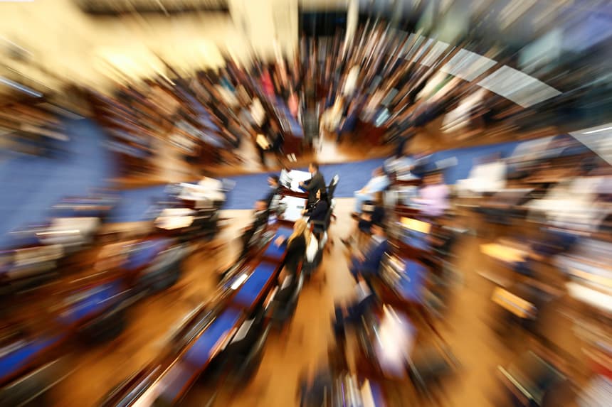 Fotografía de archivo de un efecto óptico al captar una sesión plenaria de la Asamblea Legislativa de El Salvador, en San Salvador. (EFE/Rodrigo Sura)