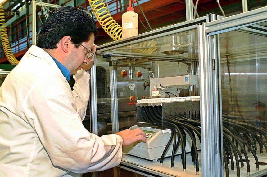 Allan Jiménez, investigador del Instituto Nacional de Biodiversidad (INBio), trabaja con el equipo utilizado para aislar diferentes compuestos de extractos vegetales. El equipo, denominado BioXplore, fue utilizado por un grupo de científicos costarricenses que lograron aislar de muestras de extracto de árbol "Malvaceae" un compuesto que presentaba propiedades contra la malaria. (MAYELA LÓPEZ/AFP a través de Getty Images)