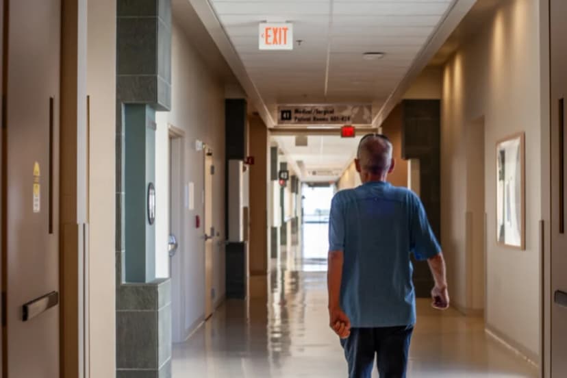 Un hombre camina por un pasillo de hospital en Irvine, California, el 11 de octubre de 2016. (John Fredricks/The Epoch Times)