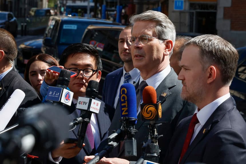 Fotografía de archivo donde aparece el secretario del Tesoro estadounidense, Scott Bessent (2d). (EFE/ J.J. Guillén)