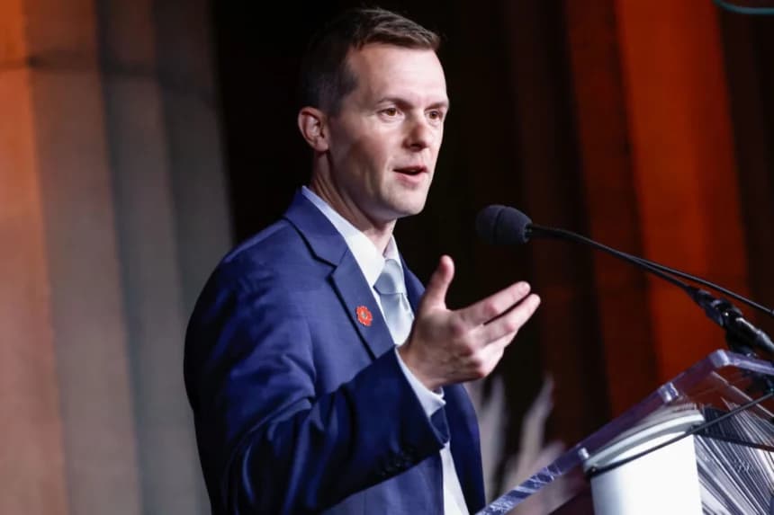 El representante Jared Golden (D-Maine) habla en el escenario durante la gala Headstrong Washington DC en Washington el 3 de noviembre de 2021. (Paul Morigi/Getty Images para Headstrong)