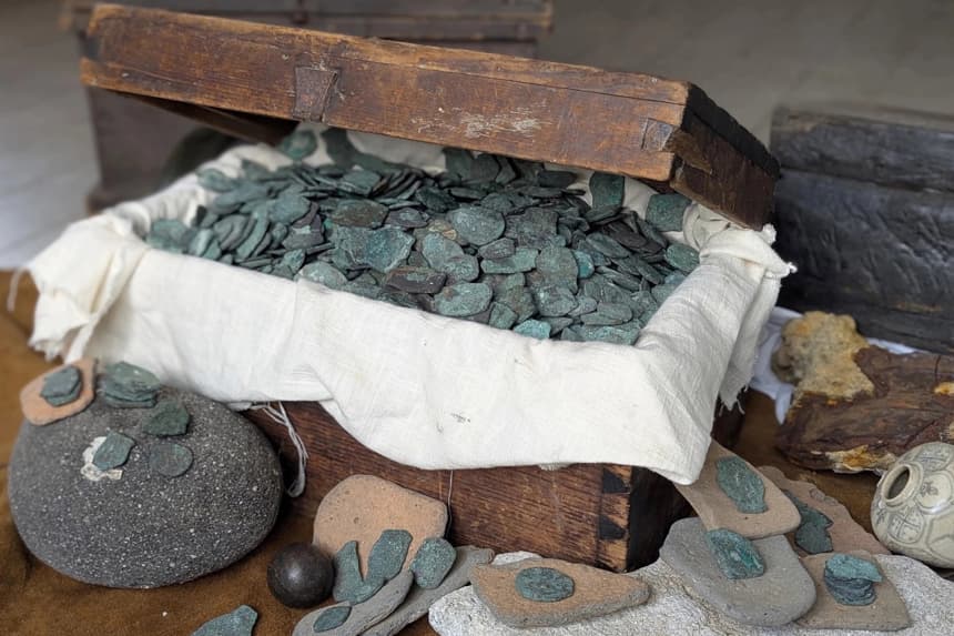 Fotografía sin fecha específica cedida por 1715 Fleet - Queens Jewels LLC de un cofre con más de 1000 monedas de plata (reales), 5 de oro (escudos) y otros "artefactos raros de oro" encontrados durante la temporada de salvamento de verano de 2025, según detalla un comunicado. (EFE/1715 Fleet - Queens Jewels LLC)