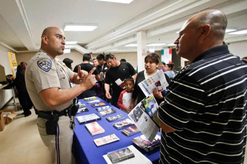 Un oficial de la Patrulla de Caminos de California explica a inmigrantes cómo obtener una licencia de conducir en el Consulado de México en San Diego, el 23 de abril de 2014. (Lenny Ignelzi/AP Photo)