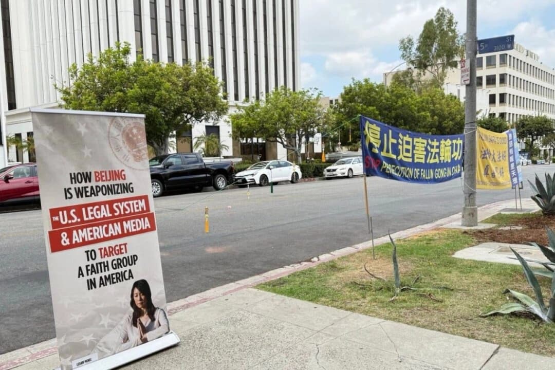 Practicantes de Falun Gong sostienen pancartas frente al consulado chino en Los Ángeles. (Cortesía del Centro de Información de Falun Dafa)