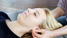 Del sueño al alivio del estrés: Lo que el masaje de oído puede hacer por su salud