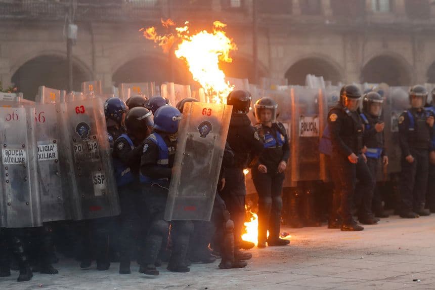 Policías son agredidos este jueves, durante una manifestación por los 57 años de la matanza de Tlatelolco del 2 de octubre de 1968, en la Ciudad de México, México. (EFE/ Isaac Esquivel)