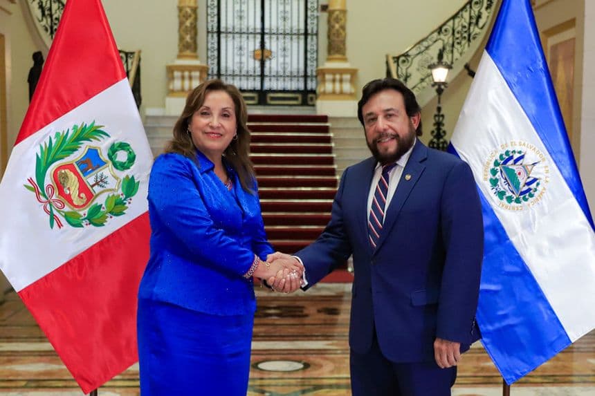 Fotografía cedida por la presidencia de Perú que muestra a su mandataria, Dina Boluarte, posando junto al vicepresidente de El Salvador, Félix Ulloa, este jueves en Lima, Perú. (EFE/ Presidencia de Perú)