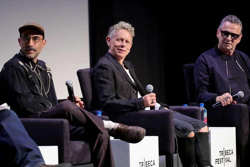 (De izquierda a derecha) Fernando Frías, Martin Gore y Dave Gahan, de Depeche Mode, hablan en el escenario durante el estreno de «Depeche Mode: M» en el Festival Tribeca 2025, celebrado en el BMCC Theater el 5 de junio de 2025 en la ciudad de Nueva York. (Foto de Dia Dipasupil/Getty Images para el Festival Tribeca).