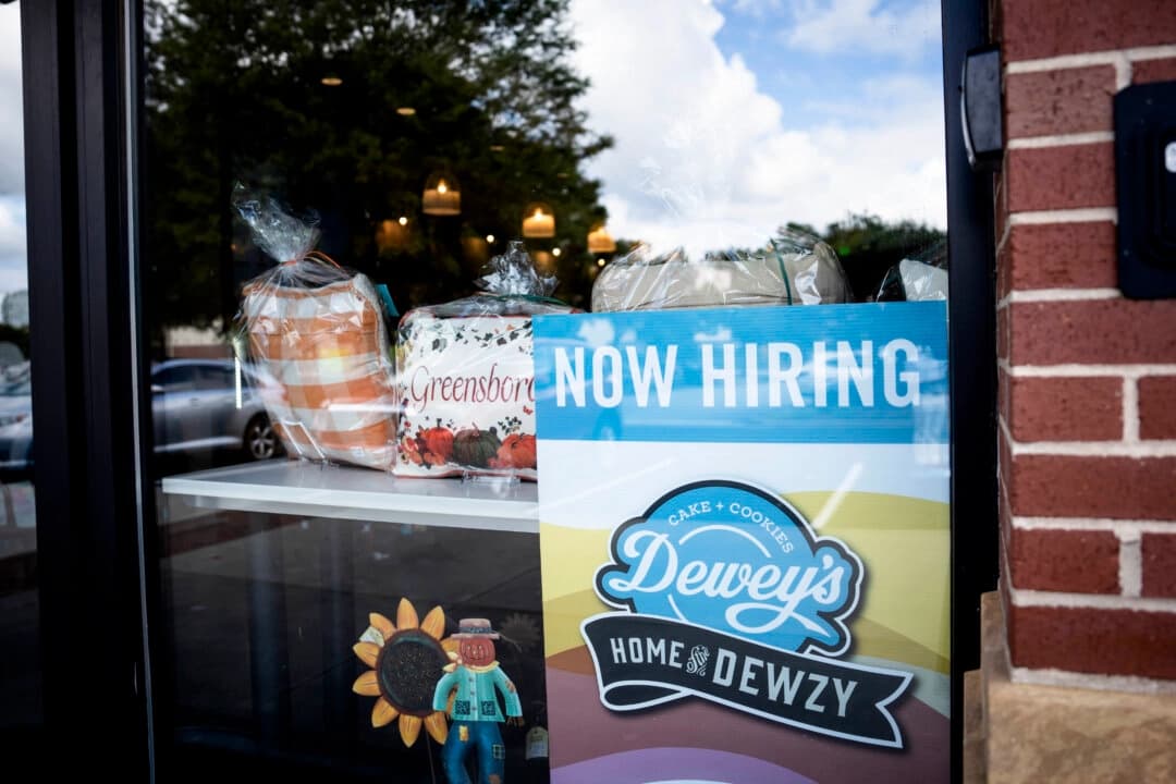 Un cartel de "Se busca personal" en una cafetería de Greensboro, Carolina del Norte, el 19 de septiembre de 2024. (Madalina Vasiliu/The Epoch Times).