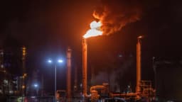 Incendio en refinería de Chevron podría afectar el suministro de gasolina en California