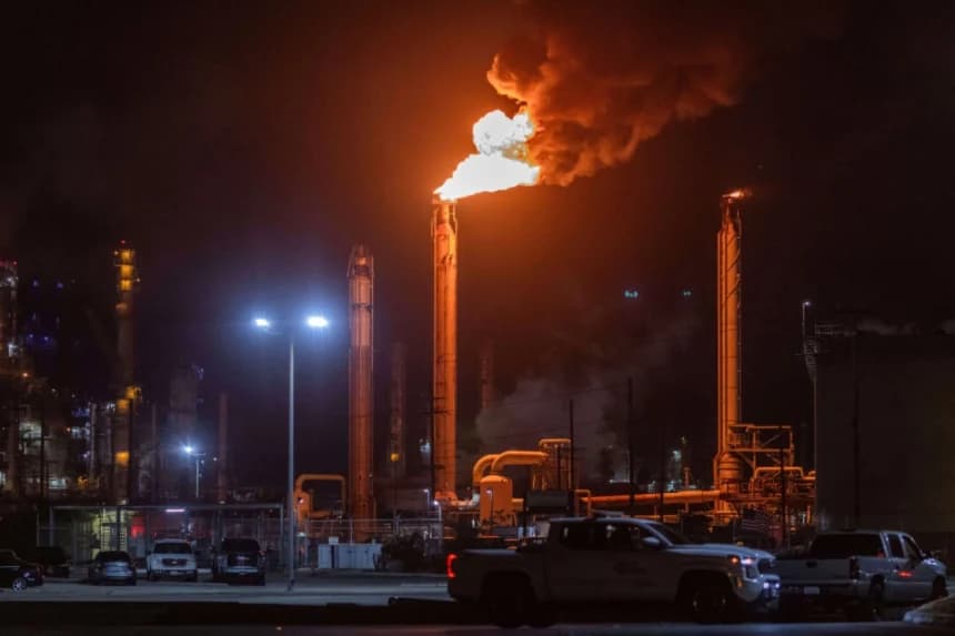 Incendio en refinería de Chevron podría afectar el suministro de gasolina en California