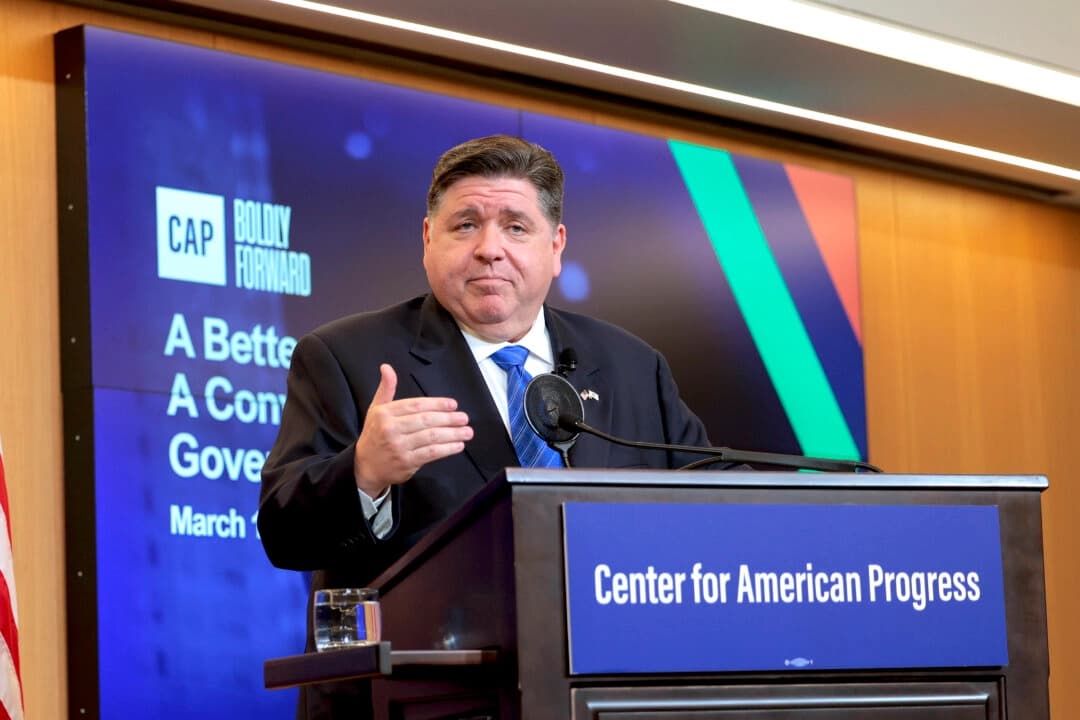 El gobernador de Illinois, JB Pritzker, habla en la oficina del Fondo de Acción del Centro para el Progreso Americano (CAP) en Washington el 18 de marzo de 2025. (Anna Moneymaker/Getty Images).