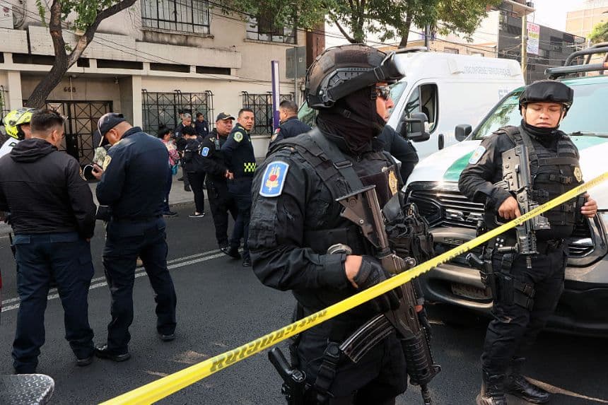 Mira puede quedar el pie de foto así: Agentes de policía montan guardia en la Ciudad de México, el 20 de mayo de 2025. (VALENTINA ALPIDE/AFP vía Getty Images)