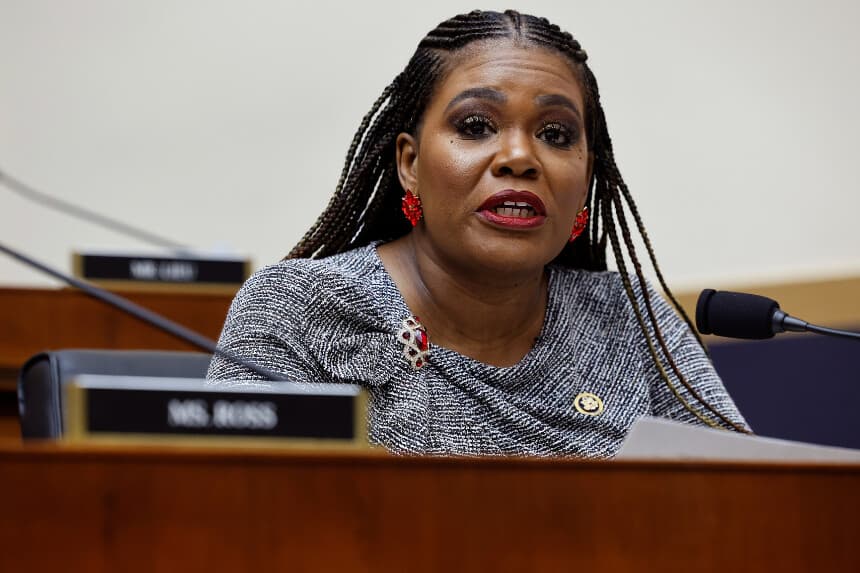 La representante Cori Bush en una audiencia del Comité Judicial de la Cámara de Representantes en el Capitolio el 12 de marzo de 2024. (Chip Somodevilla/Getty Images).