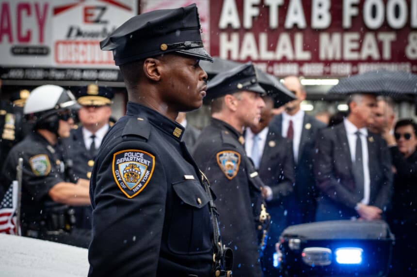 Oficiales de policía asisten al funeral del agente Didarul Islam, asesinado en acto de servicio, en el barrio del Bronx de Nueva York, el 31 de julio de 2025. (Samira Bouaou/The Epoch Times).