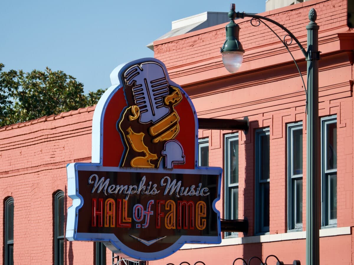 Un cartel que anuncia el Salón de la Fama de la Música de Memphis en Memphis, Tennessee, visto el 3 de octubre. (Travis Gillmore/The Epoch Times).