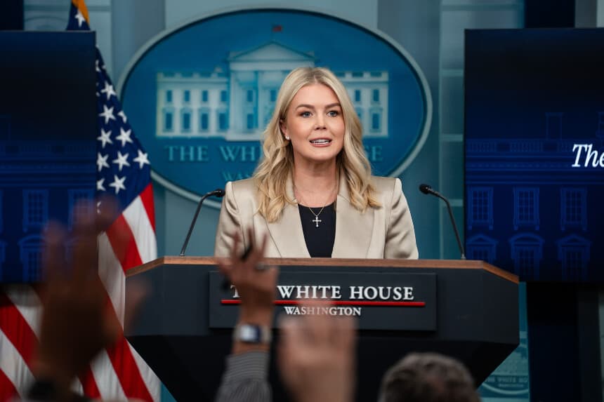 La secretaria de prensa de la Casa Blanca, Karoline Leavitt, habla con los periodistas durante el tercer día del cierre del Gobierno en la Casa Blanca, el 3 de octubre de 2025. (Madalina Kilroy/The Epoch Times).