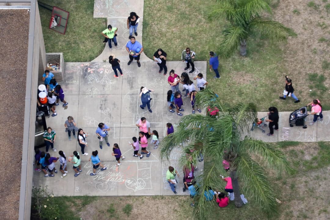 Niños inmigrantes ilegales llegan a un refugio para menores no acompañados en Brownsville, Texas, el 23 de junio de 2018. (Loren Elliott/Reuters)