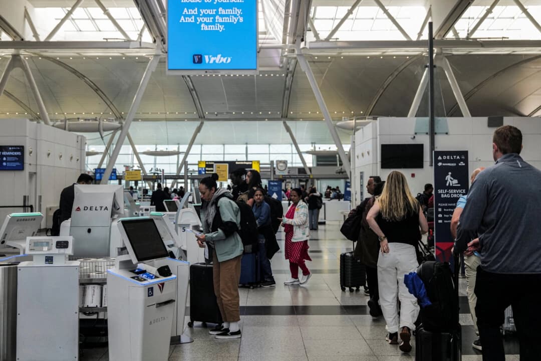 Viajeros en la zona de facturación de Delta Airlines en el Aeropuerto Internacional John F. Kennedy (JFK) de Nueva York, EE. UU., el 7 de mayo de 2025. (Jeenah Moon/Reuters)