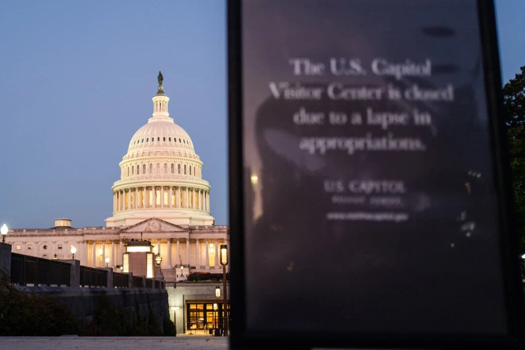 Un cartel indica que el Centro de Visitantes del Capitolio de EE. UU. está cerrado debido a la falta de fondos del gobierno durante el quinto día del cierre gubernamental en Washington, el 5 de octubre de 2025. (Madalina Kilroy/The Epoch Times)