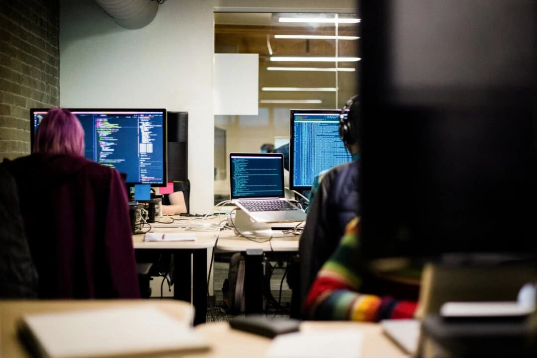 Muchos lugares de trabajo utilizan cada vez más herramientas de IA para evaluar el rendimiento de los empleados, pero algunos líderes empresariales advierten que estas plataformas no pueden analizar las situaciones de la misma manera que los seres humanos. (Hackcapital/Unsplash)