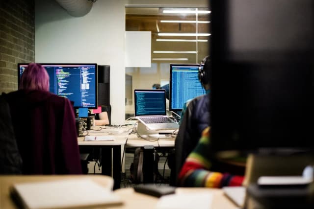 Cómo la IA impacta a los trabajadores de la generación X y los millennials