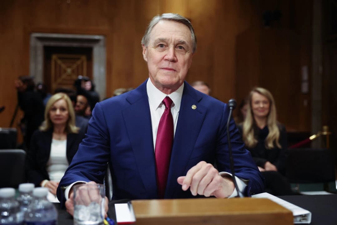 David Perdue, nominado a embajador de Estados Unidos en China, antes de su audiencia de confirmación ante el Comité de Relaciones Exteriores del Senado en el edificio Dirksen de oficinas del Senado en Washington, el 3 de abril de 2025. (Kayla Bartkowski/Getty Images)