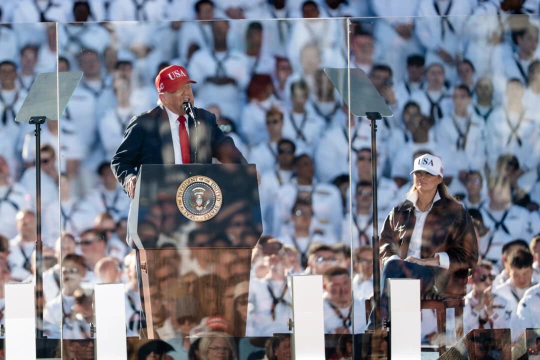 El presidente Donald Trump y la primera dama Melania Trump en "America’s Navy 250 — Titans of the Sea: A Salute to the Fleet" (250 años de la Armada de los Estados Unidos: titanes del mar, un homenaje a la flota) en Norfolk, Virginia, el 5 de octubre de 2025. (Madalina Kilroy/The Epoch Times)