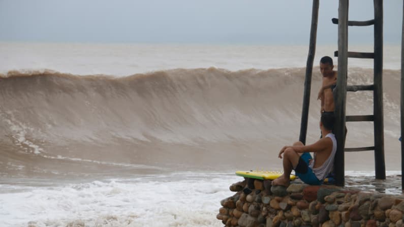 Huracán Priscilla se fortalece y provoca intensas lluvias en el Pacífico