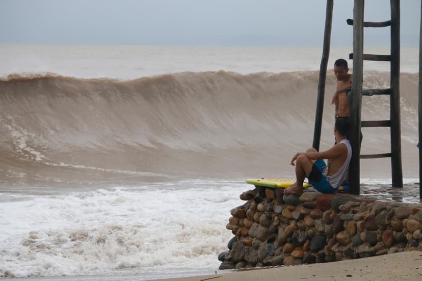 Vista general de la turbulencia marítima previo a la llegada del huracán Willa, en la ciudad de Puerto Vallarta, estado de Jalisco, México. (Imagen de archivo. EFE/Francisco Pérez)