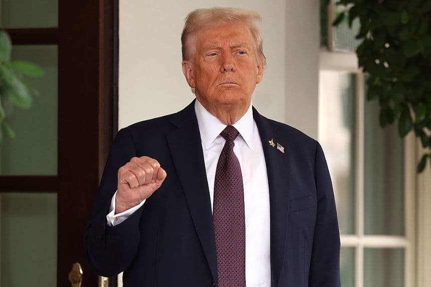 El presidente de Estados Unidos, Donald Trump, levanta el puño mientras espera para dar la bienvenida al primer ministro israelí, Benjamin Netanyahu, en la Casa Blanca, el 29 de septiembre de 2025 en Washington, D.C. (Win McNamee/Getty Images)