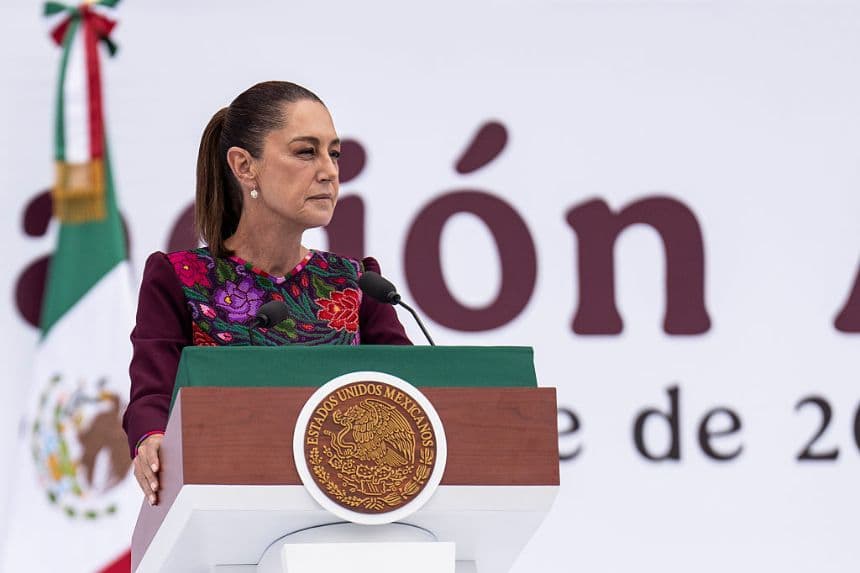 La presidenta de México, Claudia Sheinbaum, habla durante un mitin en el Zócalo, el 5 de octubre de 2025 en la Ciudad de México, México. (Cristopher Rogel Blanquet/Getty Images)