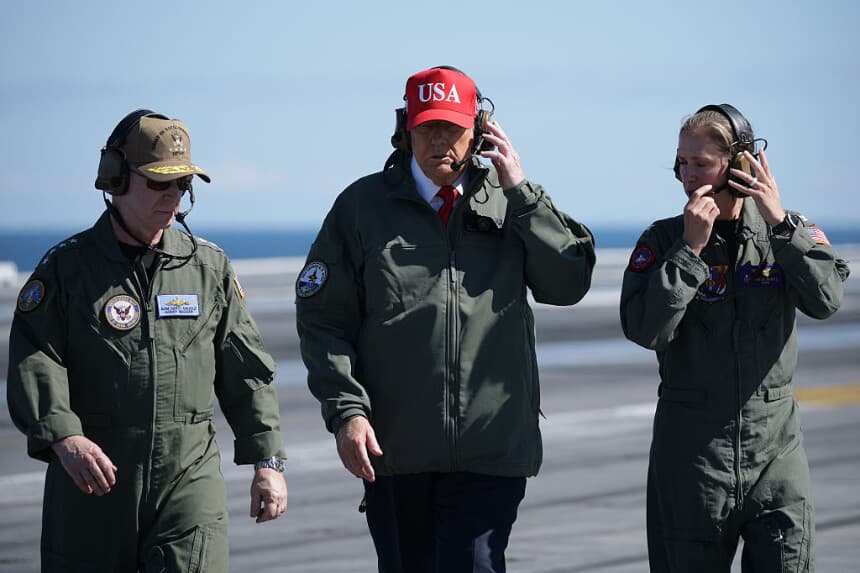 El presidente de los Estados Unidos, Donald Trump, visita la Estación Naval de Norfolk en Virginia para celebrar el 250 aniversario de la Marina de los Estados Unidos. (Alex Wong/Getty Images)