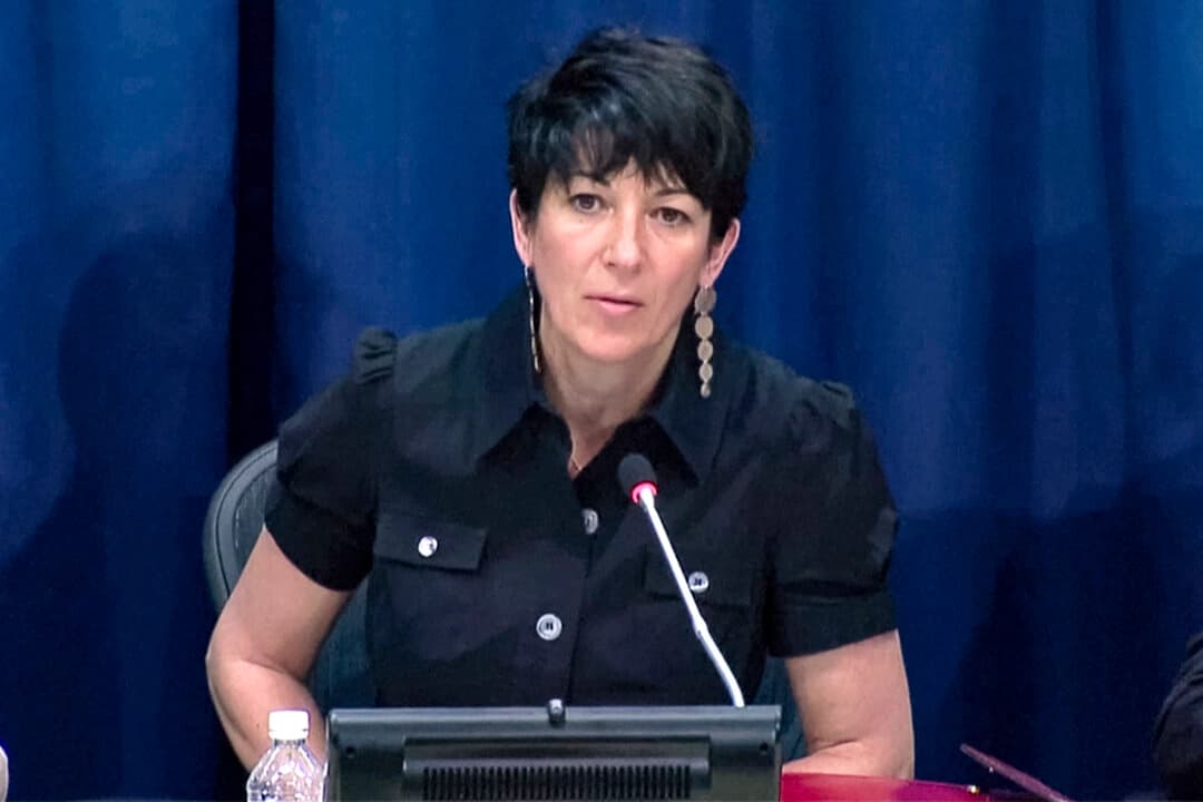 Ghislaine Maxwell, colaboradora durante mucho tiempo del delincuente sexual condenado Jeffrey Epstein, habla en una rueda de prensa en las Naciones Unidas en la ciudad de Nueva York el 25 de junio de 2013. (UNTV vía Reuters).