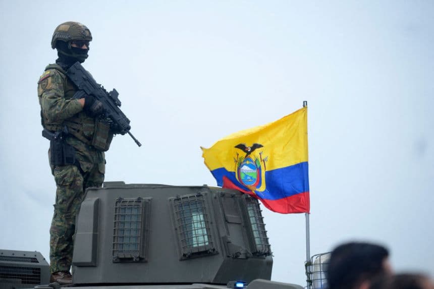 Un miembro de las fuerzas de seguridad participa en una operación contra el narcotráfico en Ecuador, el 17 de julio de 2024. (Foto de GERARDO MENOSCAL/AFP vía Getty Images)