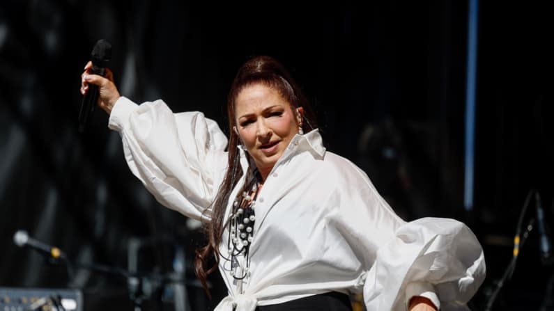 Gloria Estefan deslumbra Madrid con mensaje de unidad en la Hispanidad 2025