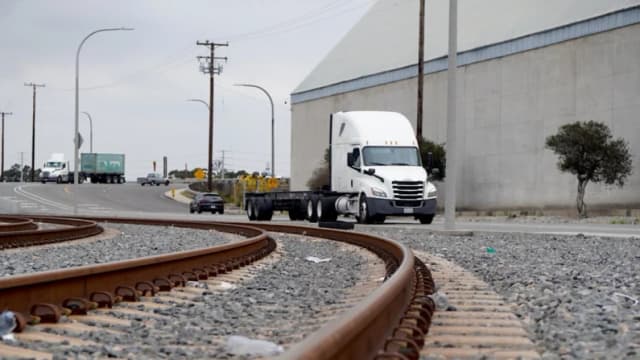 Trump: Camiones medianos y pesados que entren a EE. UU. tendrán un arancel del 25 %