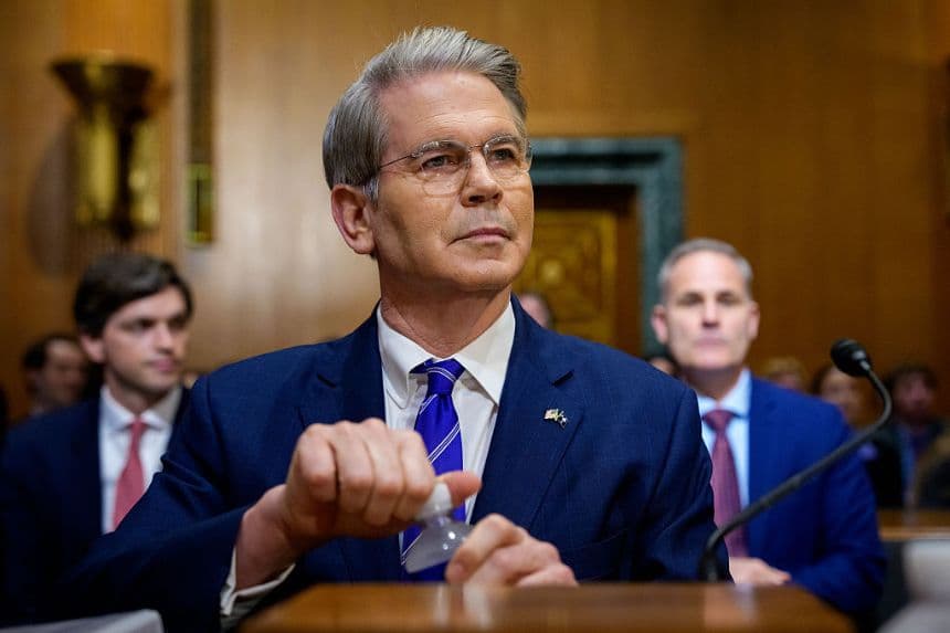 El secretario del Tesoro de EE. UU., Scott Bessent, llega a una audiencia del Comité de Finanzas del Senado en el Capitolio, el 12 de junio de 2025 en Washington, DC. (Andrew Harnik/Getty Images)