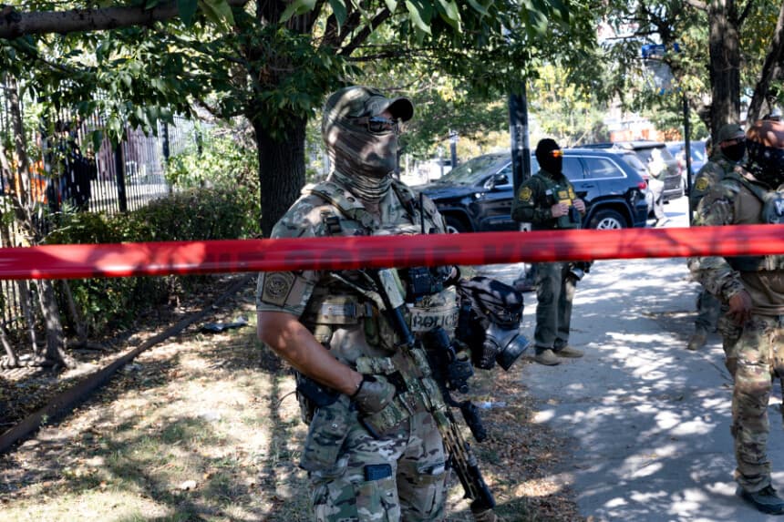 Agentes federales se enfrentan a miembros de la comunidad y activistas por presuntamente disparar a una mujer en el barrio de Brighton Park, en Broadview, Illinois, el 4 de octubre de 2025. (Scott Olson/Getty Images):