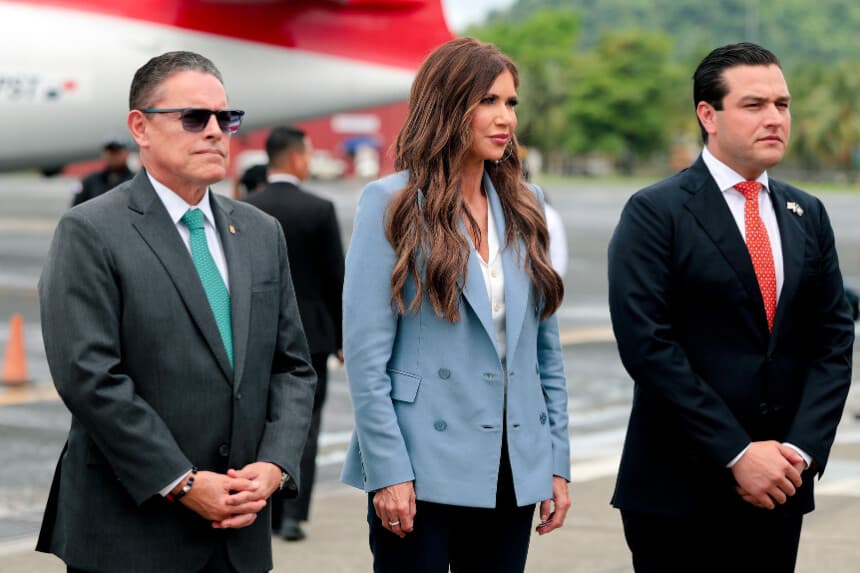 (De izquierda a derecha) El ministro de Seguridad Pública de Panamá, Frank Abrego; la secretaria de Seguridad Nacional de los Estados Unidos, Kristi Noem, y el embajador de los Estados Unidos en Panamá, Kevin Marino Cabrera, pronuncian unas palabras tras observar un vuelo de repatriación con destino a Colombia en el aeropuerto Albrook Gelabert de la ciudad de Panamá, Panamá, el 24 de junio de 2025. (Anna Moneymaker/Getty Images).