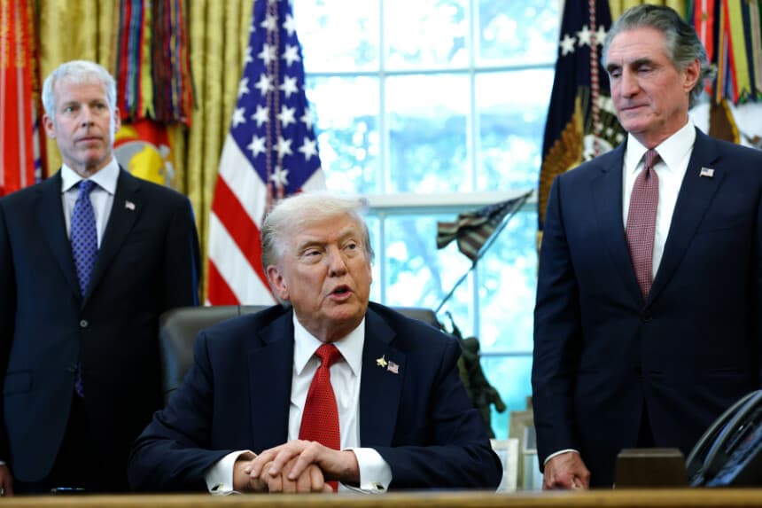 El presidente Donald Trump, acompañado por el secretario del Interior, Doug Burgum (derecha), y el secretario de Energía, Chris Wright, habla durante un acto celebrado en el Despacho Oval el 6 de octubre de 2025. (Anna Moneymaker/Getty Images).