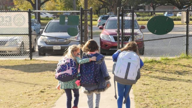 Sindicato de maestros de EE. UU. entrena para imponer ideología LGBT, según grupo de padres