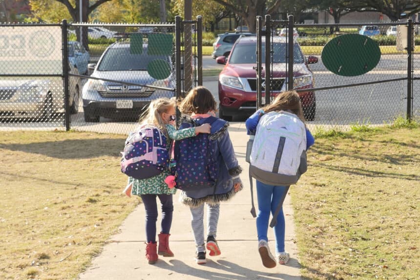 Niños caminando fuera de una escuela primaria en Bellaire, cerca de Houston, Texas, el 16 de diciembre de 2020.  (François Picard/AFP vía Getty Images).
