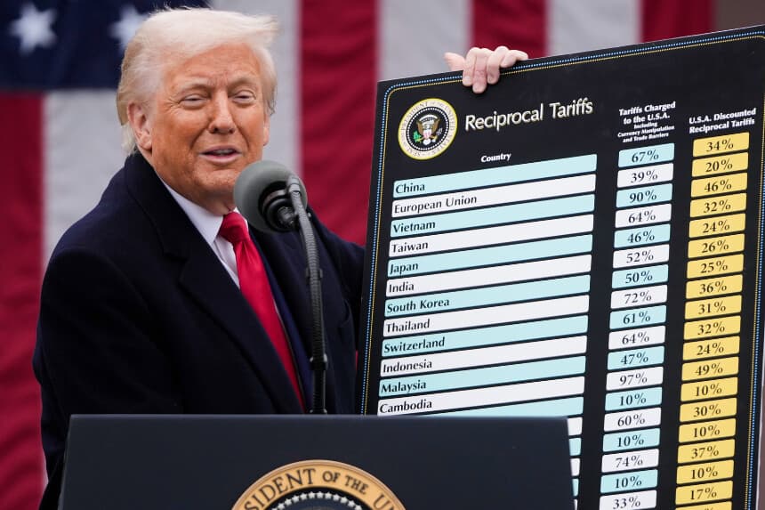 El presidente Donald Trump habla durante un evento para anunciar nuevos aranceles en el Jardín de las Rosas de la Casa Blanca en Washington, el 2 de abril de 2025. (AP Photo/Mark Schiefelbein).
