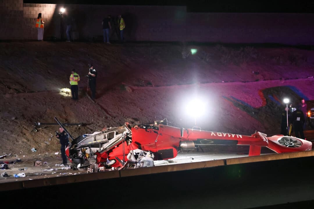 Un helicóptero médico tras estrellarse en la autopista 50 en Sacramento, California, el 6 de octubre de 2025. (Scott Marshall/AP Photo)